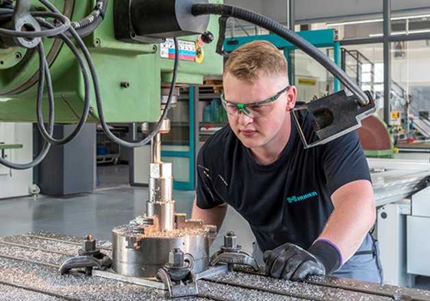Ausbildender an der Fräßmaschine Ausbildender an der Fräßmaschine